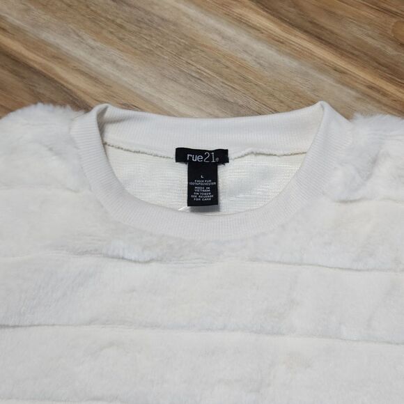 🔥NWT Rue21 Cream Faux Fur Long Sleeve Sweater Large - Picture 3 of 8